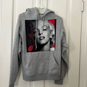 Marilyn Monroe Holdie